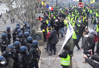 Protest de amploare în centrul Parisului. Mii de francezi scandează împotriva restricțiilor și față de introducerea permisului de vaccinare 