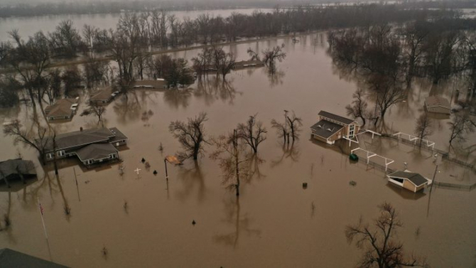 Imagine surrinsă din elicopter, inundatii fluviul Missouri