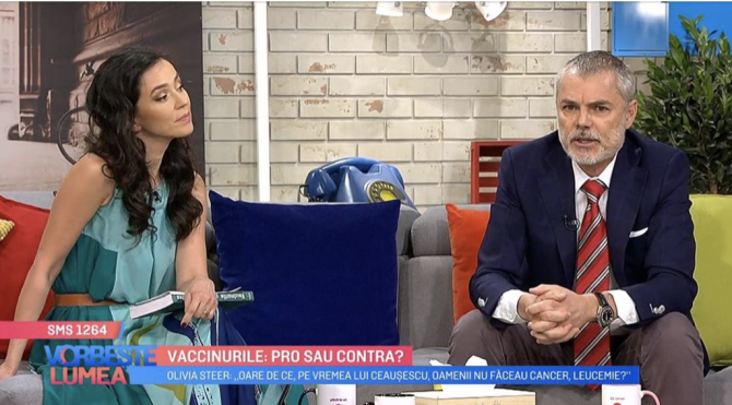 Olivia Steer se uită la dr. Mihai Craiu care vorbește despre vaccinare