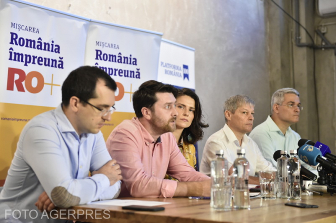 Vlad Voiculescu, la masă cu Dacian Cioloș și alți membri de partid