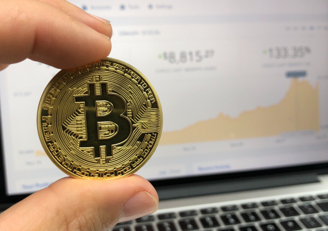 RECORD istoric | Valoarea Bitcoin a trecut pentru prima dată pragul de de dolari