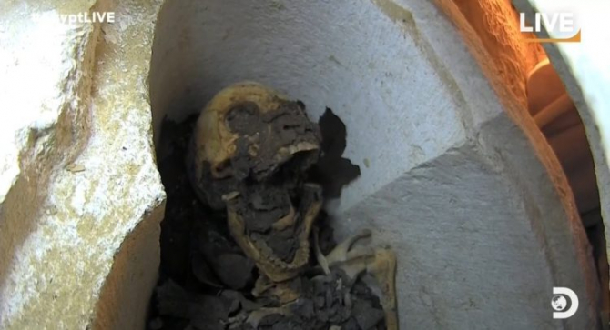 Mumia descoperită în direct, în mormântul vechi de 2.500 de ani al unei familii din Egiptul antic