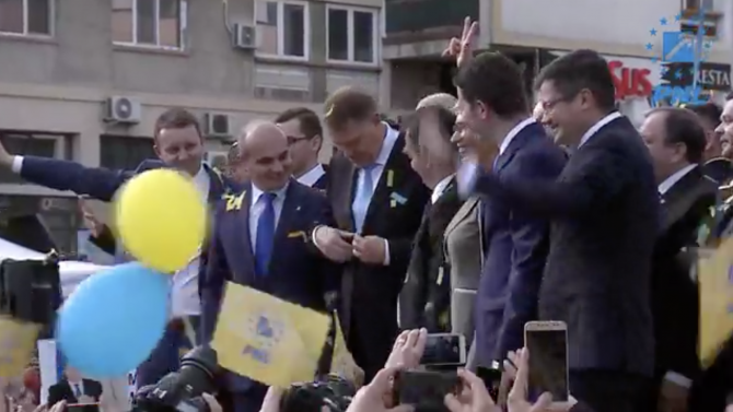 Klaus Iohannis se scutură de confetti pe scena mitingului PNL de la Iași