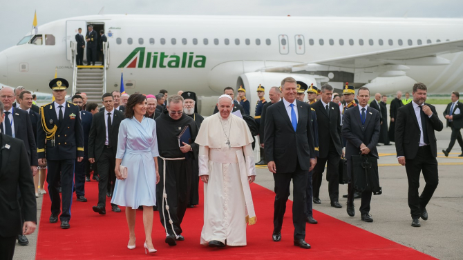 Ținuta purtată de Carmen Iohannis, la sosirea Papei Francisc
