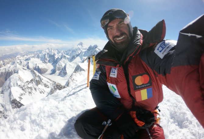 Alex Găvan a cucerit Gasherbrum 2. În depărtare se vede K2 (8611m). foto: alexgavan.ro