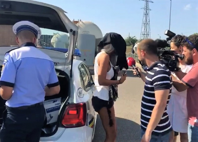 Bianca Drăgușanu, oprită de polițiștii antidrog. S-a ascuns cu o bluză pe cap