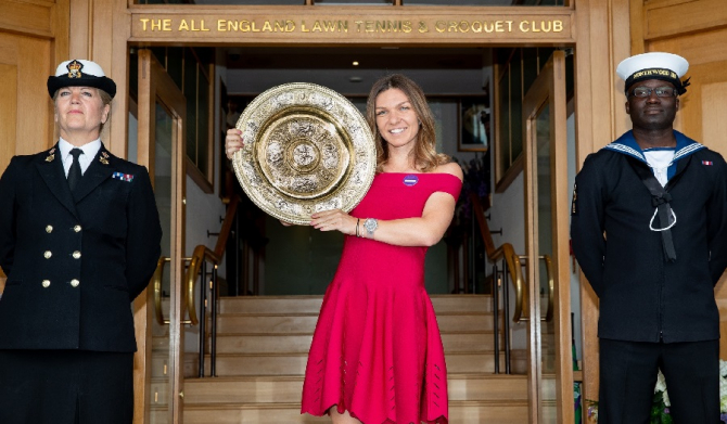 Simona Halep prezintă trofeul de la Wimbledon 2019. foto: @simonahalep - FB via AELTC