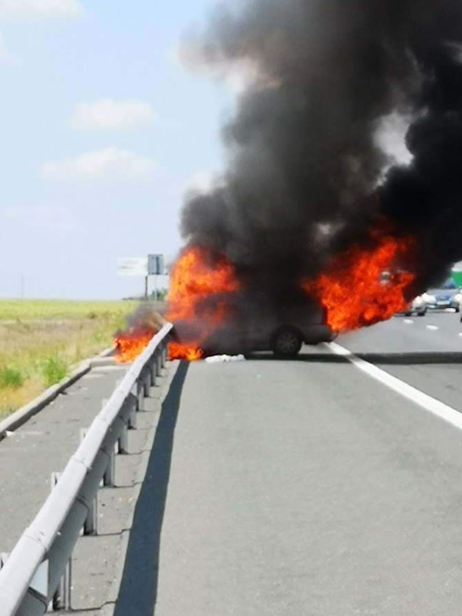 Incendiu masina pe autostrada. FOTO: cititor DCNews
