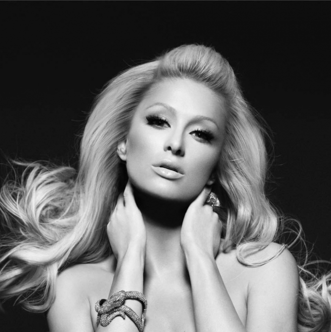 Paris Hilton îşi lansează propria insulă în metavers pe Roblox. Percepe onorarii de până la 1 milion de dolari pe noapte ca DJ