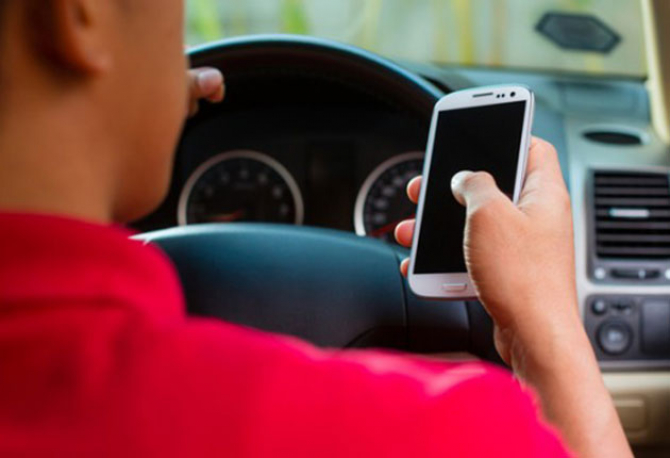Ripples worry Actuator Telefonul la volan, INTERZIS pentru şoferii tineri | DCNews