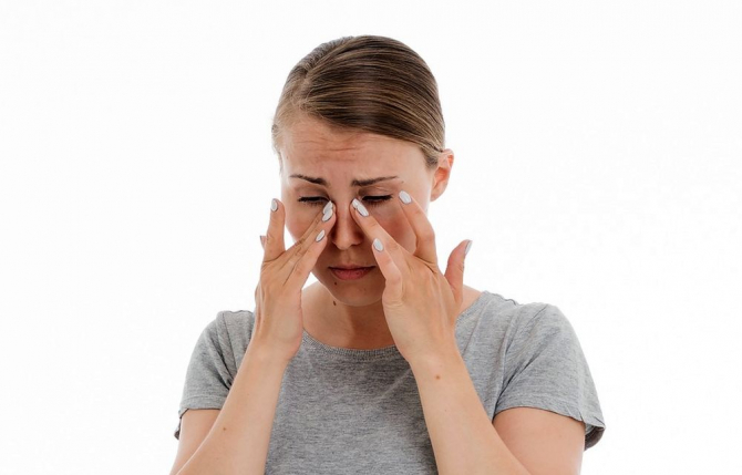 Rinita alergică declanșată de alergia la ambrozie nu se tratează cu picături decongestive de nas, ci cu anume spray-uri