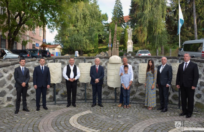 Primarul din Odorheiu Secuiesc, Galfi Arpad, și primarul Budapestei, Tarlós István (în centru), lângă monumentul inaugurat în data de 4 septembrie 2019 în centrul municipiului Odorheiu Secuiesc