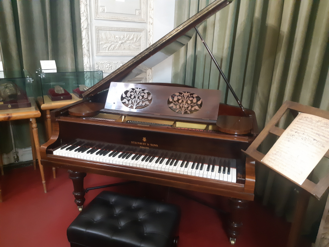 Pianina C.BECHSTEIN și pianul Steinway & Sons au fost aduse de la Paris, după dispariția compozitorului