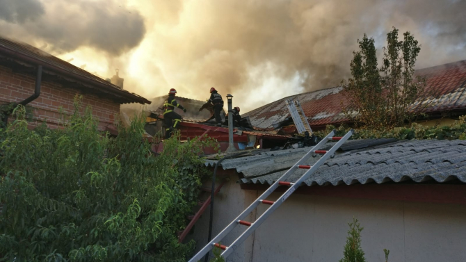 Mai multe case au fost cuprinse de flăcări. Incendiul este violent. FOTO: ISU Tulcea