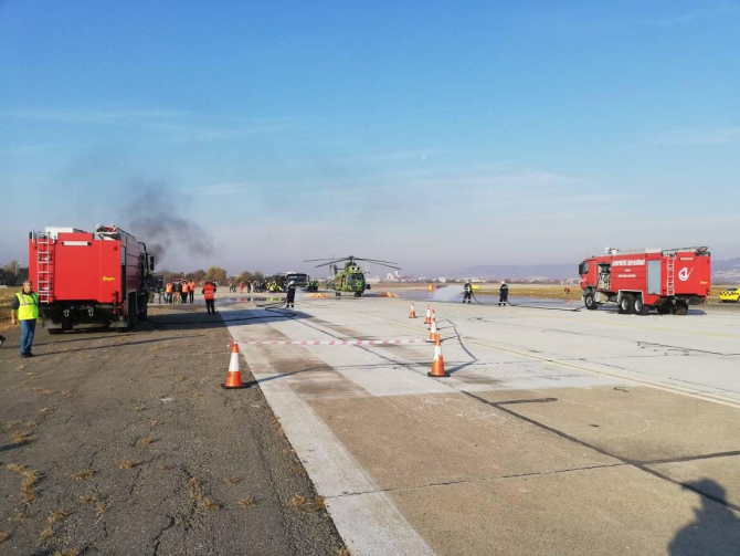 Exercițiu de incendiu pe aeroport. Foto: Facebook / ISU Cluj