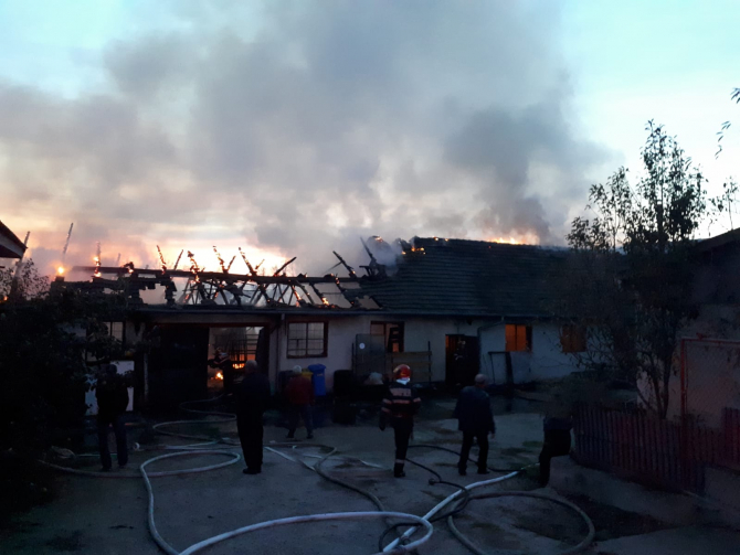 Incendiu la o hală industrială. FOTO: ISU Hunedoara