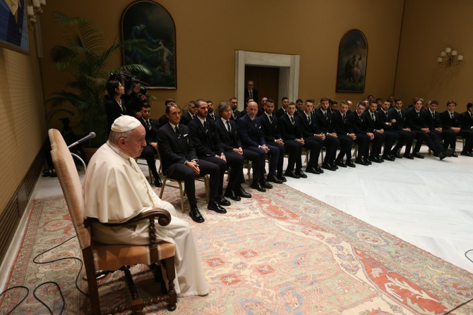 Naționala Italiei, vizită la Vatican. Papa Francisc a primit un tricou special. foto: @Vivo_Azzurro - Twitter