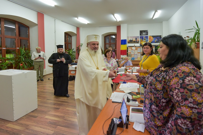 Patriarhul Daniel a votat. Gest neașteptat către cei din secția de votare. foto: basilica.ro