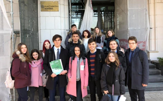 Reprezentanții elevilor au depus peste 30.000 de semnături strânse în cadrul petiției intitulate „Burse în toată România!”