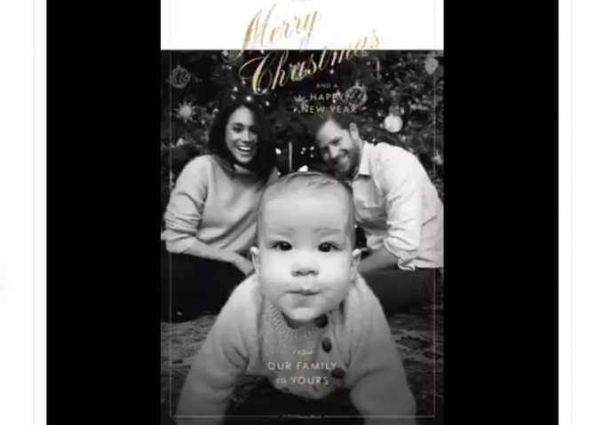 Harry şi Meghan, alături de fiul lor, Archie, într-o felicitare de Crăciun - captură video Twitter