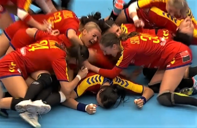 România - Ungaria, scor 28-27. Momentul bucuriei de la fluierul final, cu Cristina Neagu prăbușită pe podea.