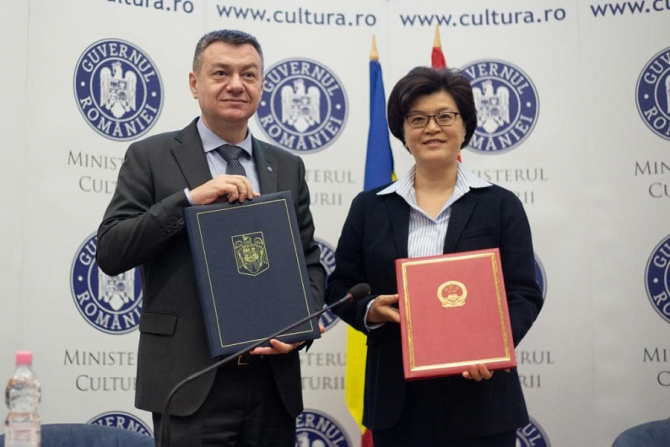 Ministrul Culturii, domnul Bogdan Gheorghiu și Ambasadorul Republicii Populare Chineze la București, E.S. doamna Jiang Yu