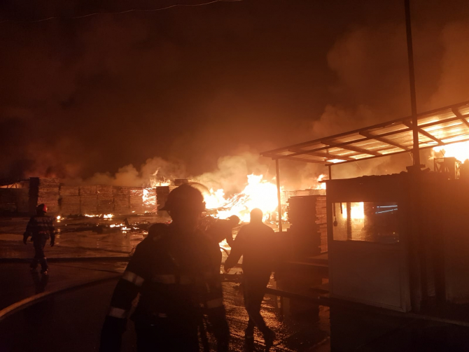 Incendiu violent la o fabrică. FOTO: ISU Prahova
