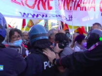 Italia dă în clocot. Îmbrânceli la un protest antivaccin în Roma între polițiști și manifestanți - video