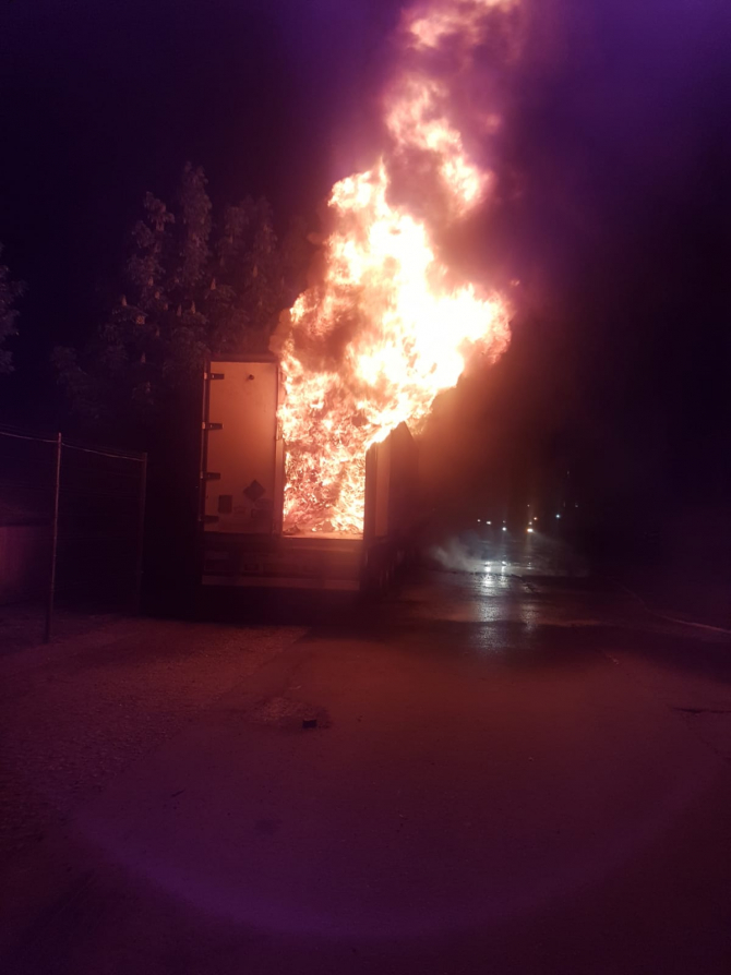 Incendiu TIR. FOTO: ISU Brașov