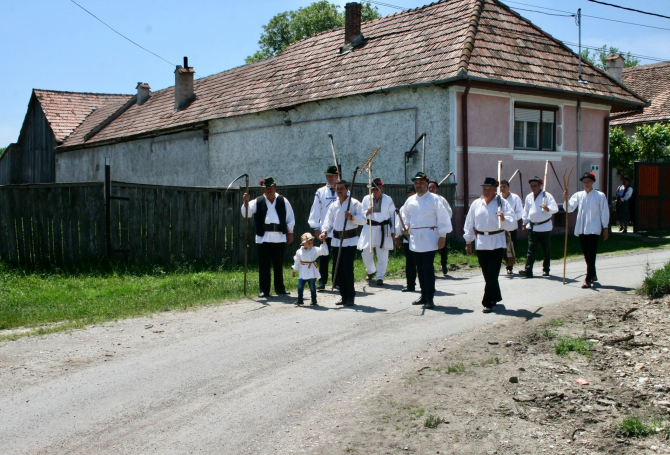 Reconstituirea obiceiului „Claca de coasă” la Veneţia de Sus. Foto: Cosniliul Județean Brașov. 
