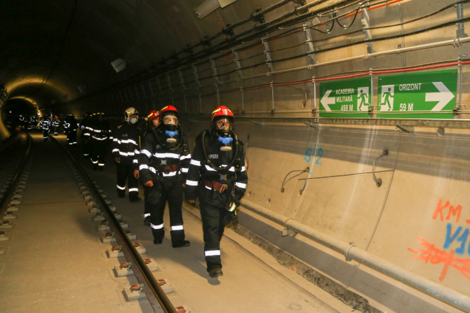 Pompierii fac verificări la metrou. FOTO: ISU București Ilfov