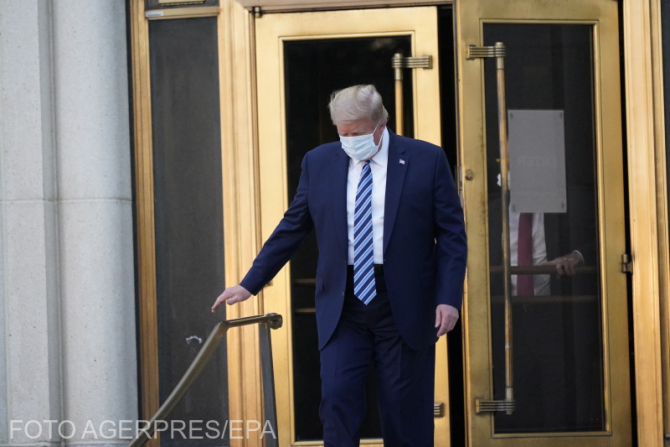Președintele Donald  Trump părăsește Centrul Medical Militar Național Walter Reed, din Bethesda, Maryland, pentru a se întoarcere la Casa Albă.