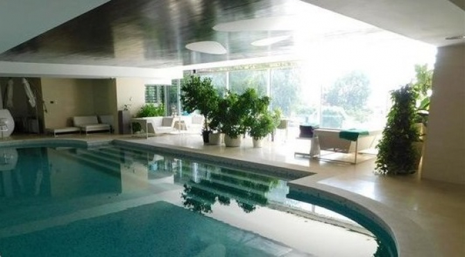 Imagine cu piscina interioară