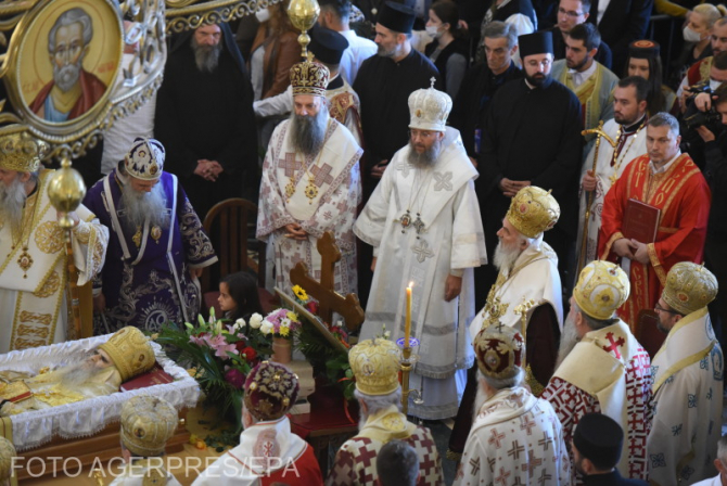 Patriarhul Irinei la slujba de înmormântare a celui mai bătrân duhovnic din Serbia. Foto: Agerpres