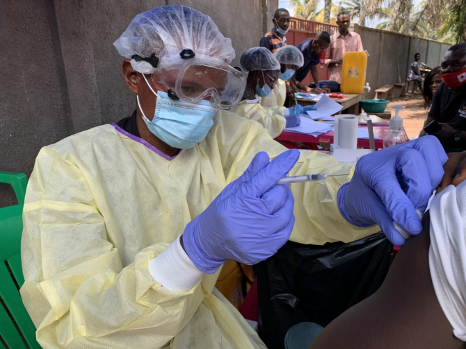 Vaccin Ebola, sursă foto: OMS