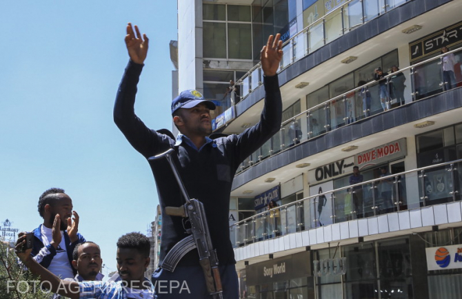 Foto: Agerpres. Polițist etiopian care susține guvernul federal