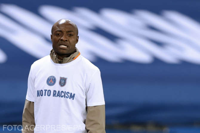 Pierre Webo purtând un tricou cu „Spune nu rasismului”