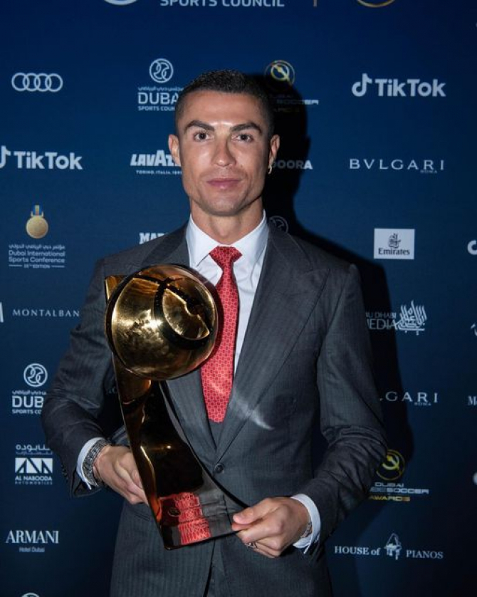 Cristiano Ronaldo are o nouă statuie din aur - Foto: Facebook