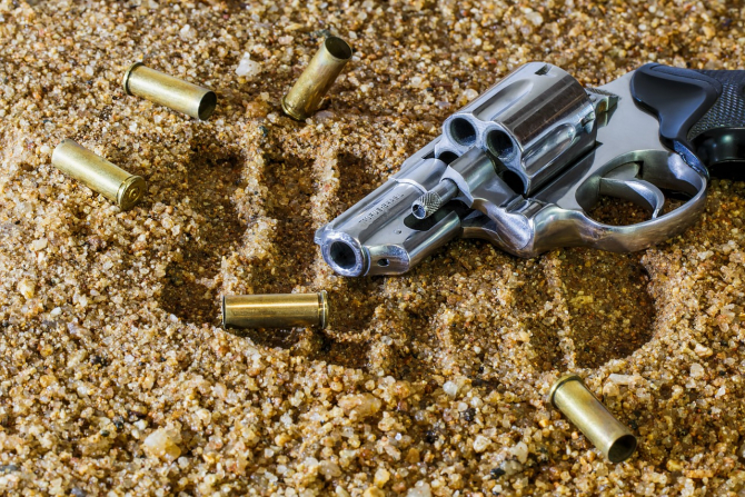 Adrian Corduneanu s-a filmat printre pistoale și mitraliere / Imagine de Steve Buissinne de la Pixabay 