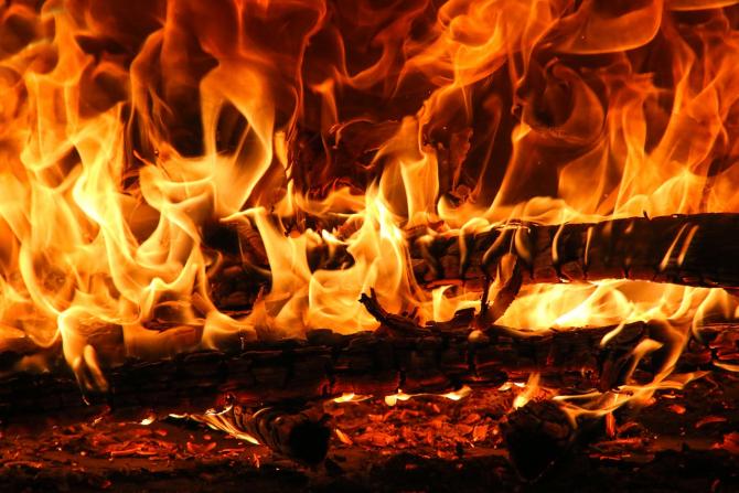 Botoșănean internat cu arsuri, după ce a încercat să aprindă focul cu benzină / Imagine de Gerhard G. de la Pixabay 