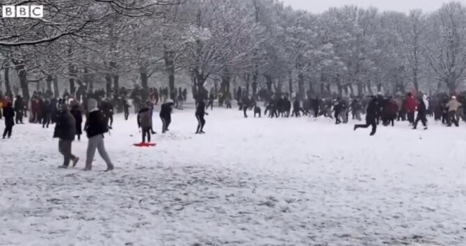 Tineri sancționați cu o amendă uriașă după ce au organizat o BĂTAIE în masă cu bulgări de zăpadă - VIDEO