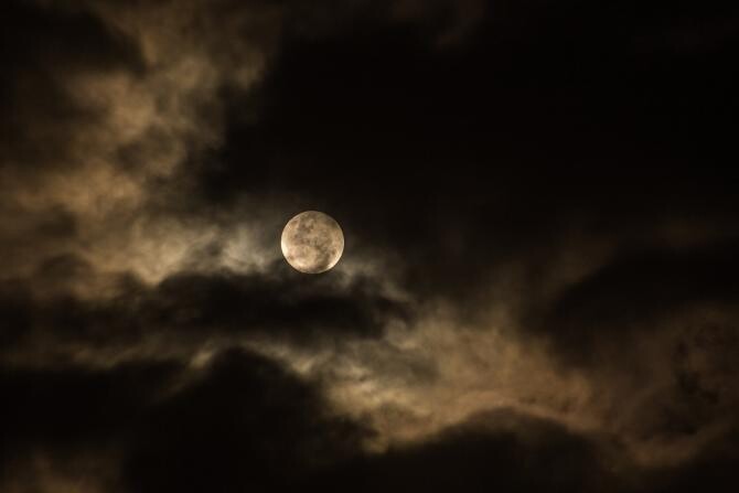 Luna plină îți afectează somnul. Durata de odihnă e mai scurtă când astrul e la opoziție de Soare   /   Sursă foto: Pixbay