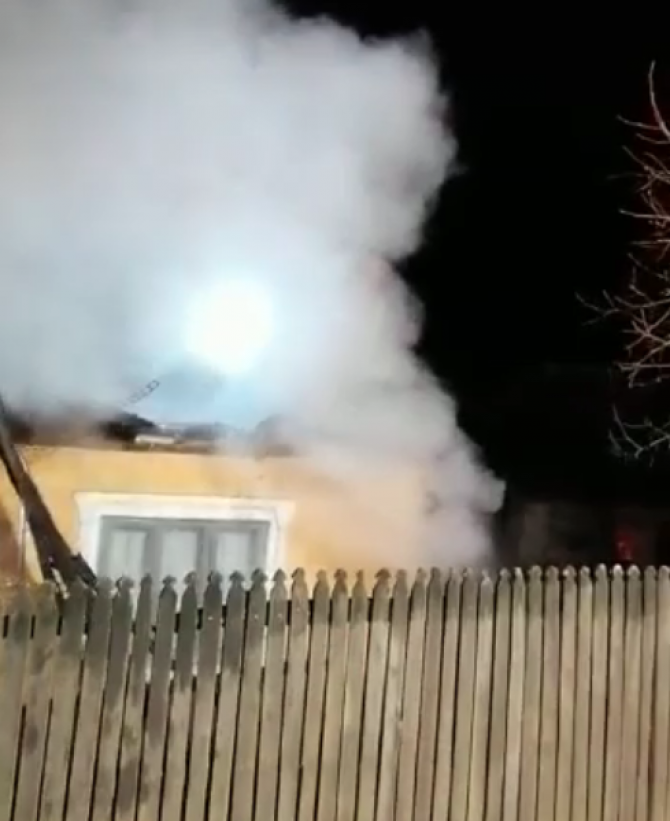 Incendiu la o casă din Ștefănești. Foto: ISU Argeș