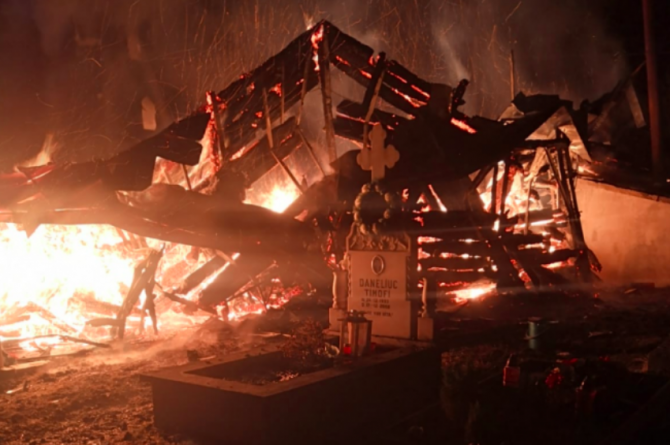 Incendiu la biserica de lemn din satul Brodina de Sus / Foto ISU Suceava