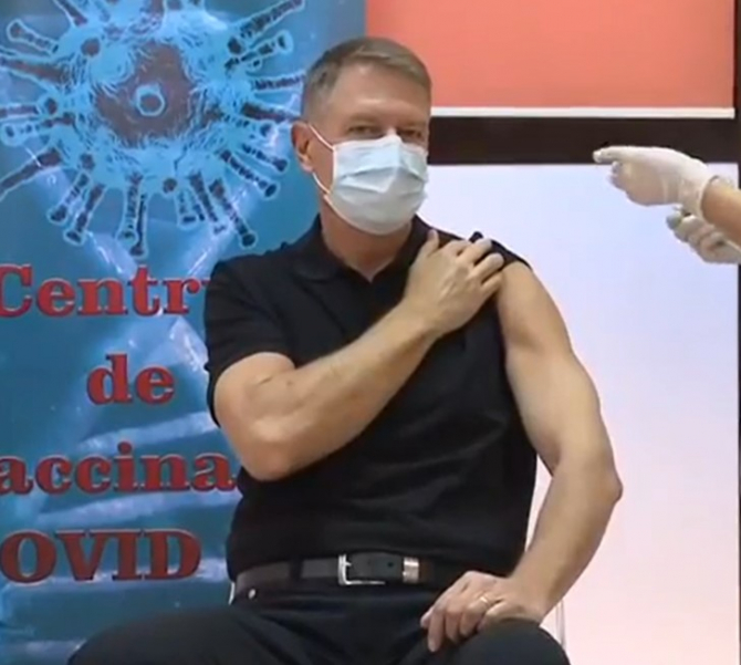 Klaus Iohannis își arată brațul în timp ce vaccinează anti-Covid-19