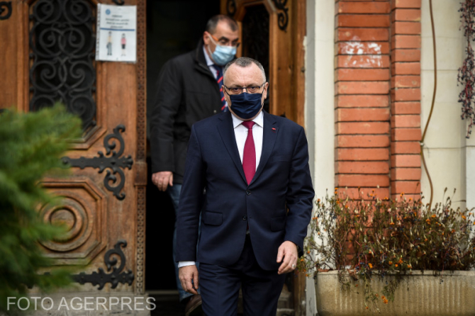 Ministrul Cîmpeanu a spus când se va vaccina anti-Covid-19 / FOTO Agerpres