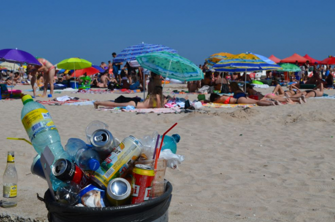 Ce mai aruncă oamenii pe plajă