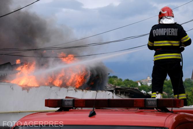Incendiu violent într-un parc industrial din Ploiești. 