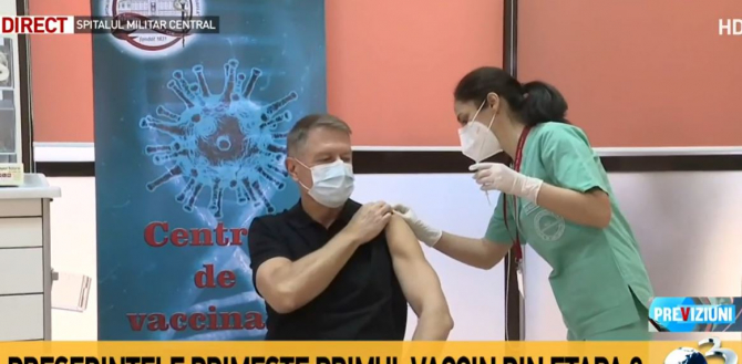Klaus Iohannis se vaccinează anti-COVID-19 / Captură foto Antena 3