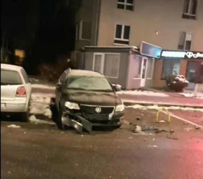 O șoferiță a avariat șapte mașini parcate pe o stradă din Brașov. Foto captură: bizbrasov.ro / Facebook – Informații Rutiere Brașov
